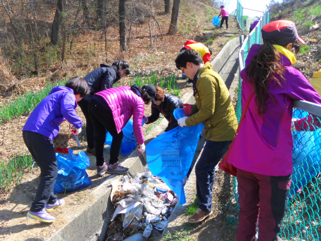 조원2동&#44; 광교산 산림내 수로 청소활동 실시